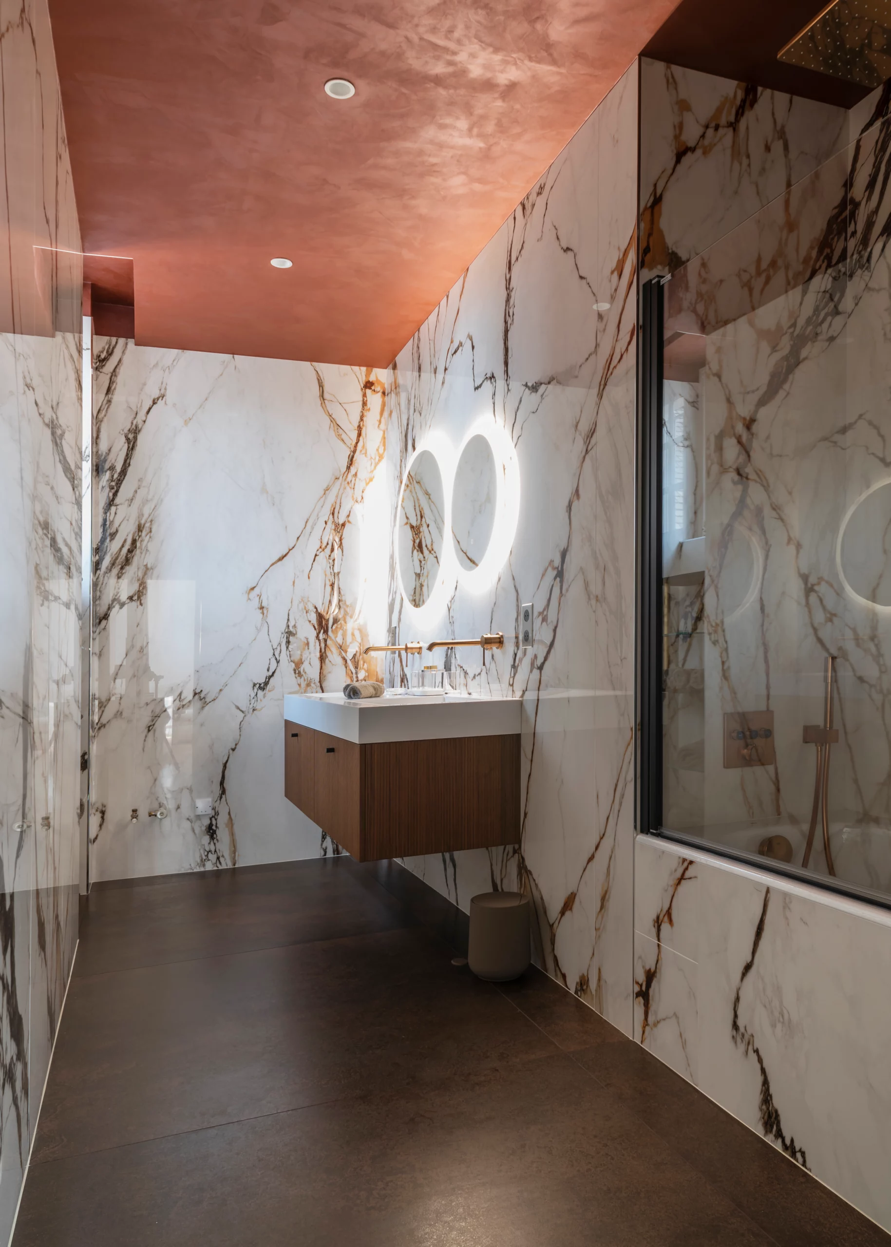 salle de bain en marbre dans un manoir à Rennes