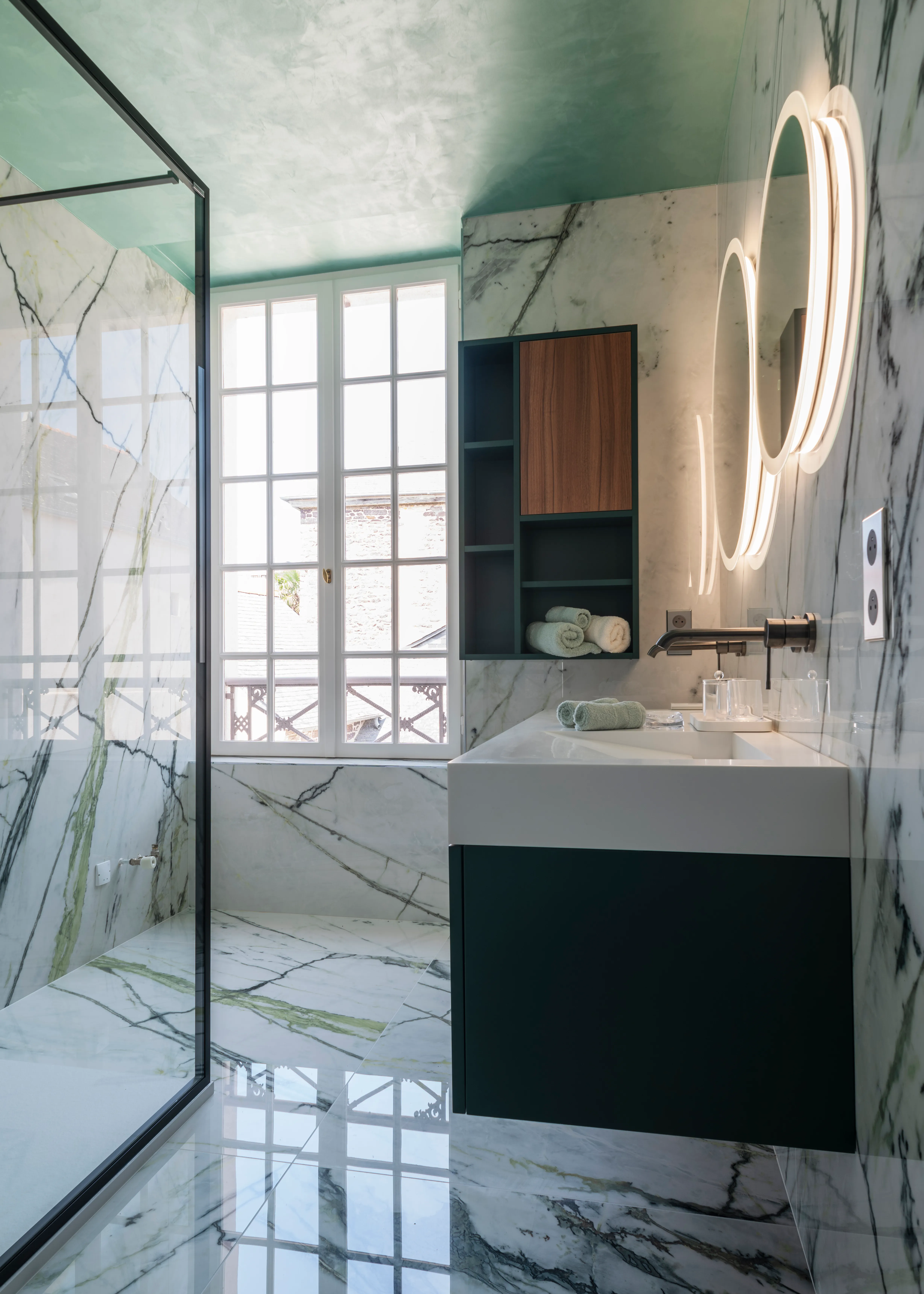 salle de bain en marbre dans un manoir à Rennes
