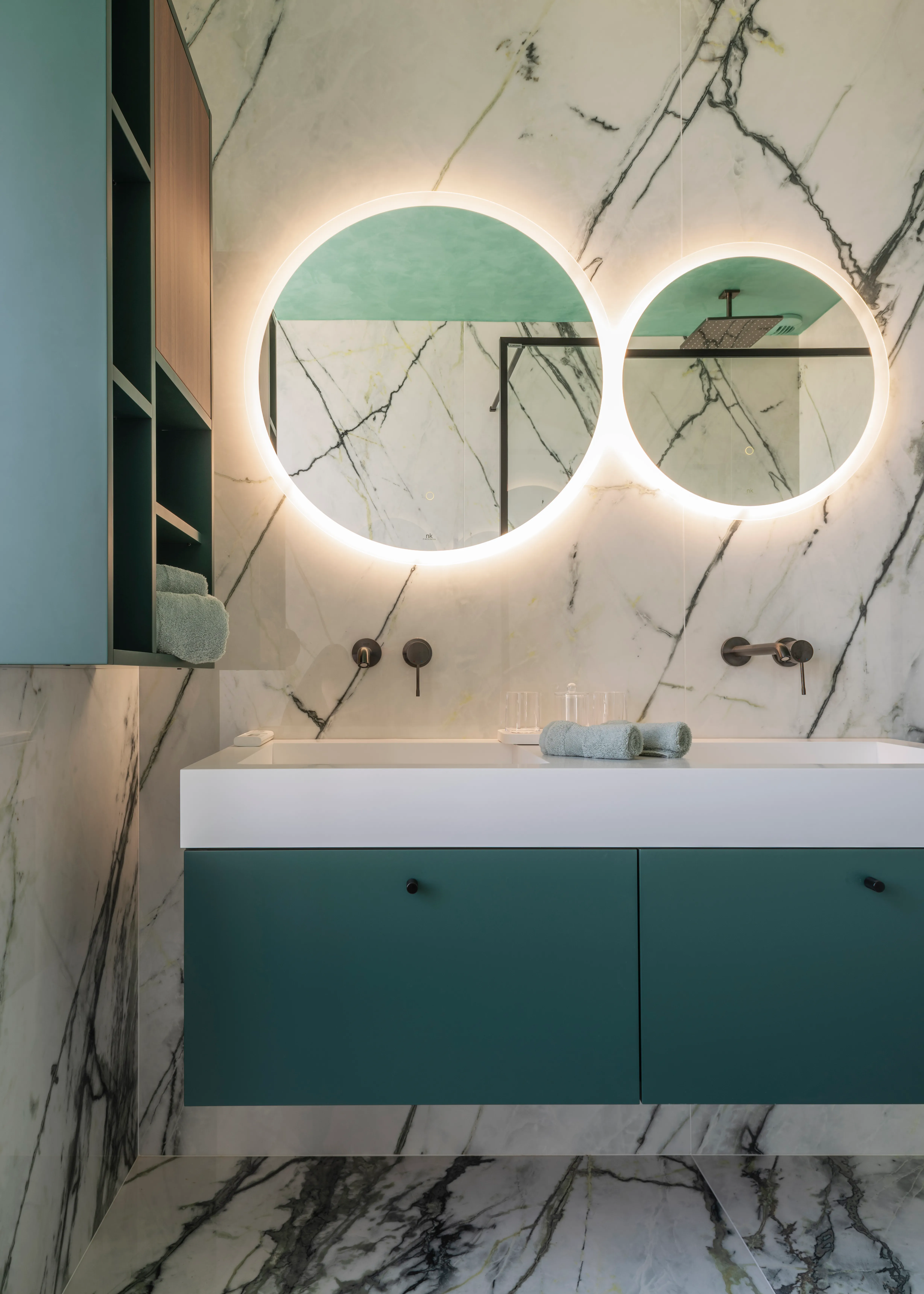 salle de bain en marbre dans un manoir à Rennes