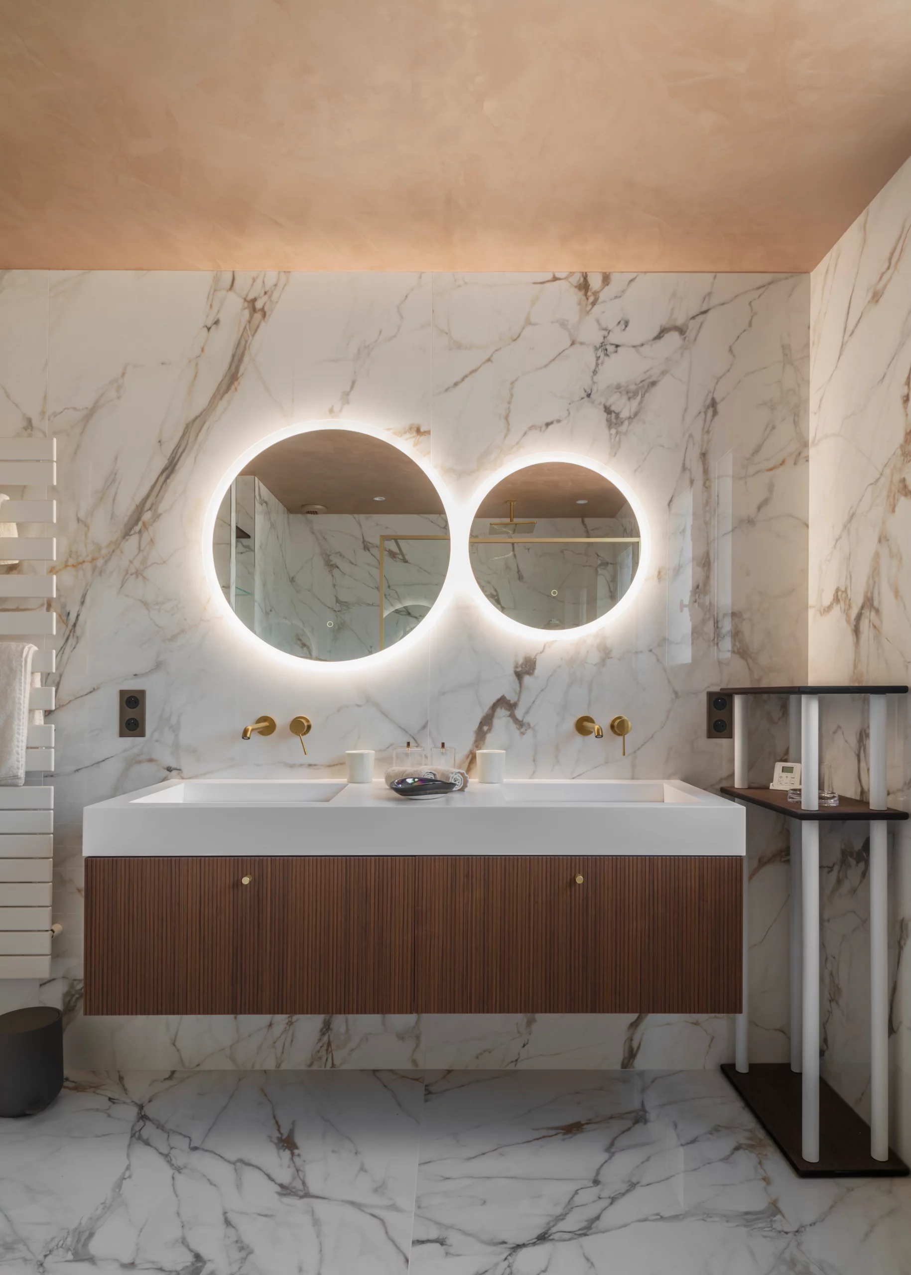 salle de bain en marbre dans un manoir à Rennes